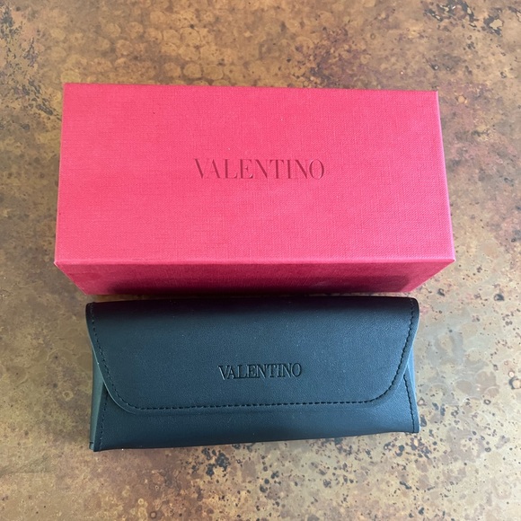 SOLD VALENTINO sunglasses! - Picture 3 of 4